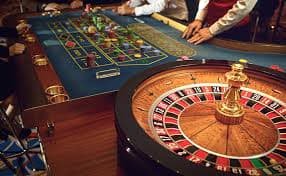 Meja baccarat live dealer di studio lotus4d4 dengan kartu dan chip